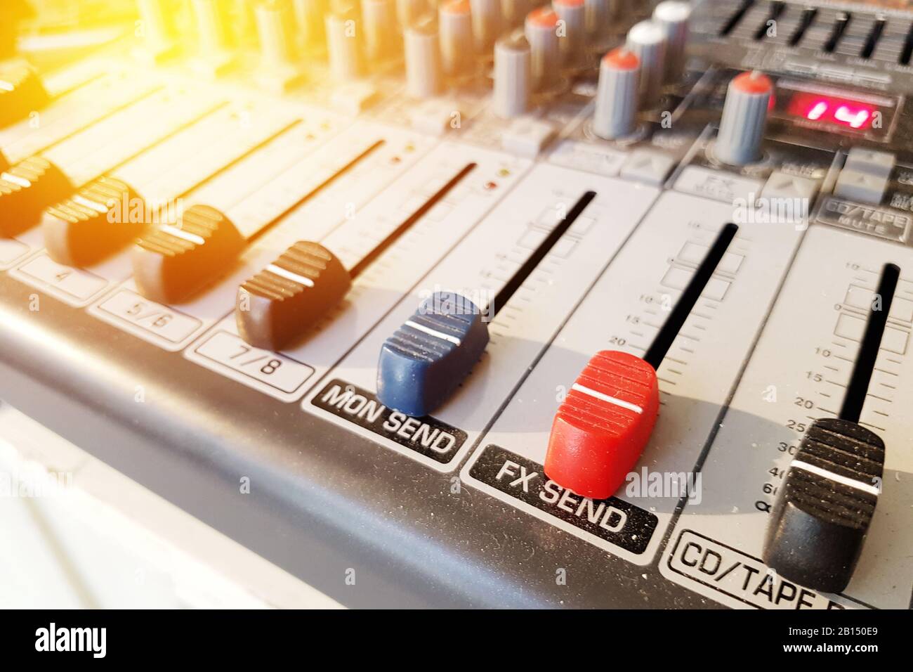 Lautstärkeregelung Audio-Einstellwerkzeug - Geräte zum Mischen von Musiksound für Studio und Konzert. Filmeffekt Stockfoto