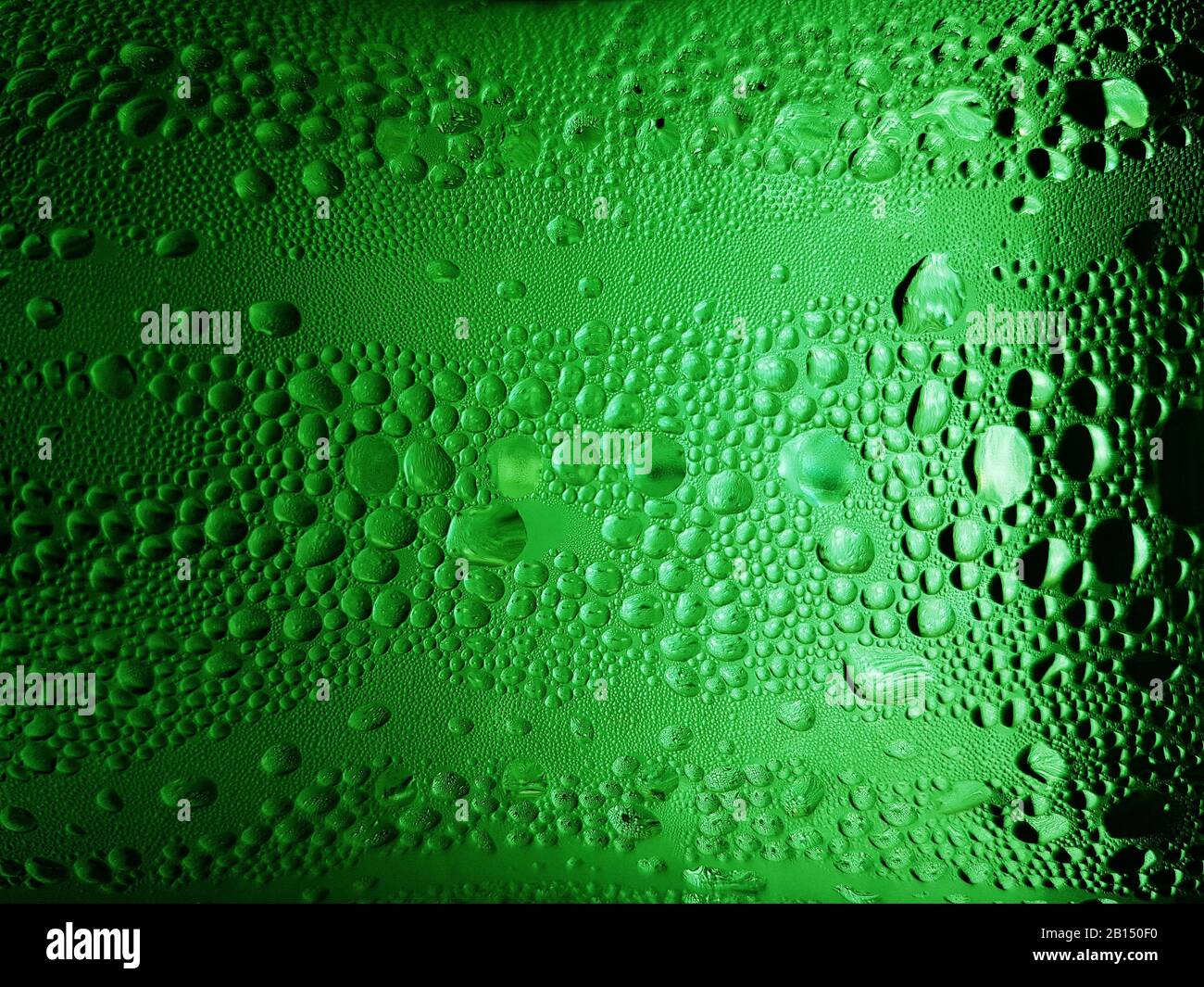 Zusammenfassung Hintergrund: Bubble Wasser mit Kohlensäure Soda auf den grünen Glasflasche mit Farbverlauf Licht Stockfoto