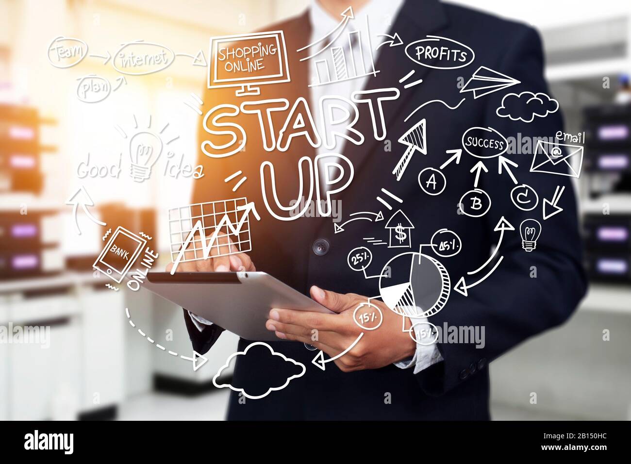 Business-, Start-, Präsentations-, Strategie- und Personalkonzept - Business man im Anzug mit Startdiagramm Sketch Popup von Tablet mit Lichteffekt Stockfoto