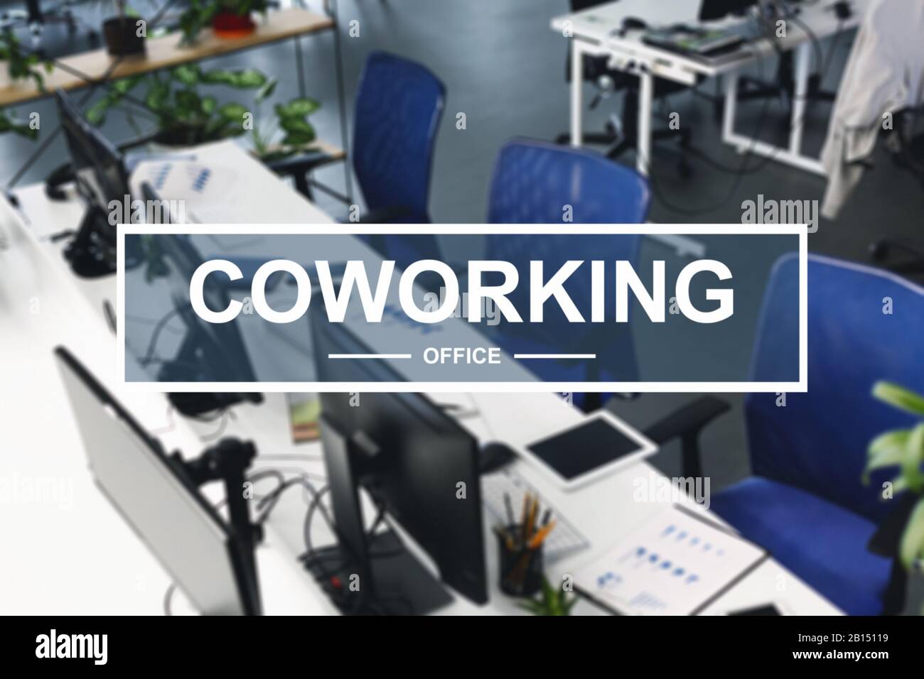 Feißer Text über dem modernen Büro, komfortabler Arbeitsplatz Stockfoto