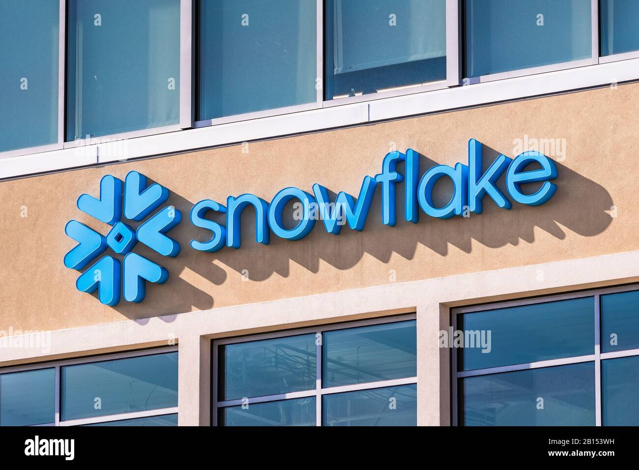 Februar 2020 San Mateo/CA/USA - Snowflake Symbol und Logo in der Unternehmenszentrale des Unternehmens im Silicon Valley; Snowflake Inc. Ist ein Cloud-basiertes Unternehmen Stockfoto