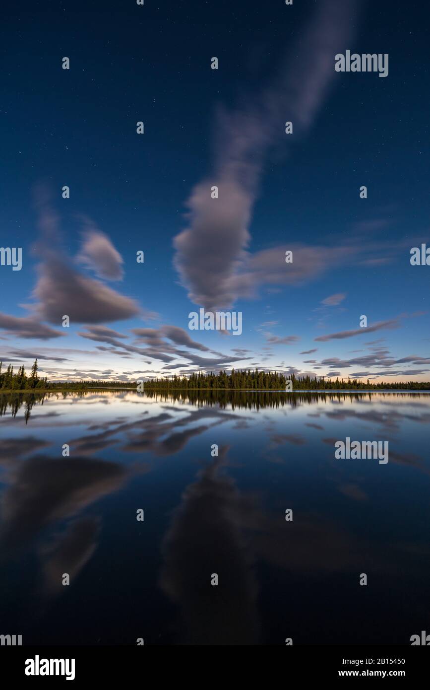Mondnacht im Naturreservat Sjaunja, Schweden, Lappland, Norrbotten, Naturreservat Sjaunja Stockfoto