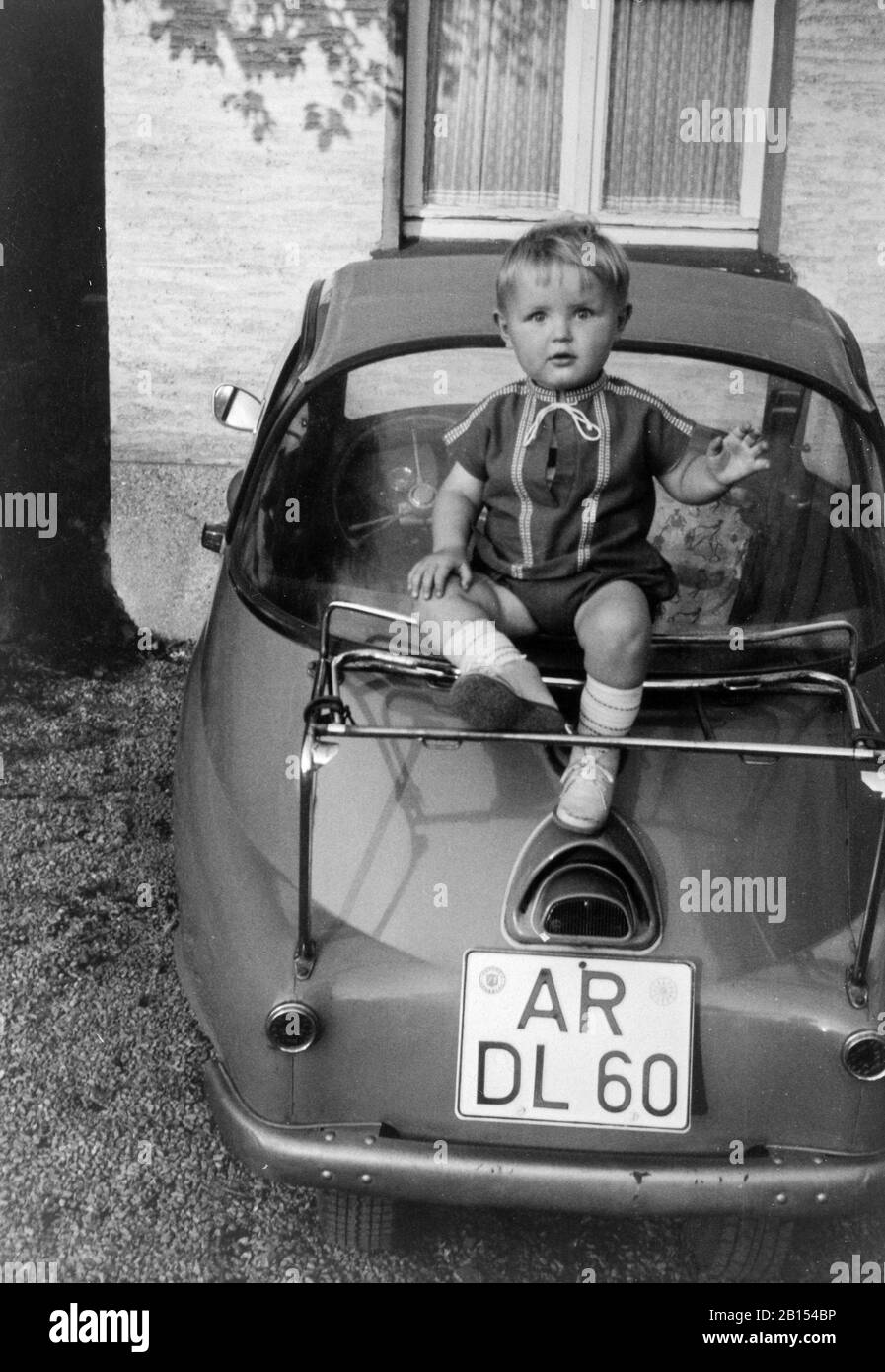 Ein kleiner Junge, der auf einem Isetta-Auto sitzt, 1964, Arnsberg, Nordrhein-Westfalen, Deutschland Stockfoto