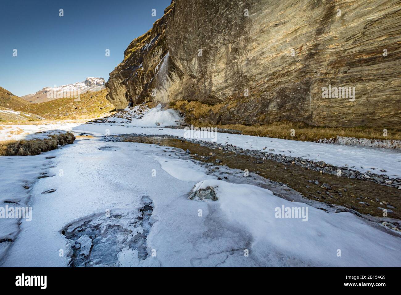 Der Earnslaw Burn Stream schlängelt sich im Tal unter dem Eis in Neuseeland vorbei an dem Wasserfall, der im Hobbit-Film zu sehen ist. Stockfoto