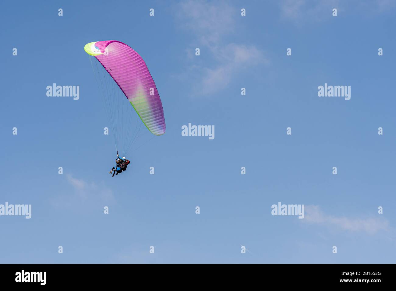 Genf, Schweiz - 14 April, 2019: Paragliding in den Schweizer Alpen über die Berge gegen den klaren blauen Himmel - Bild Stockfoto