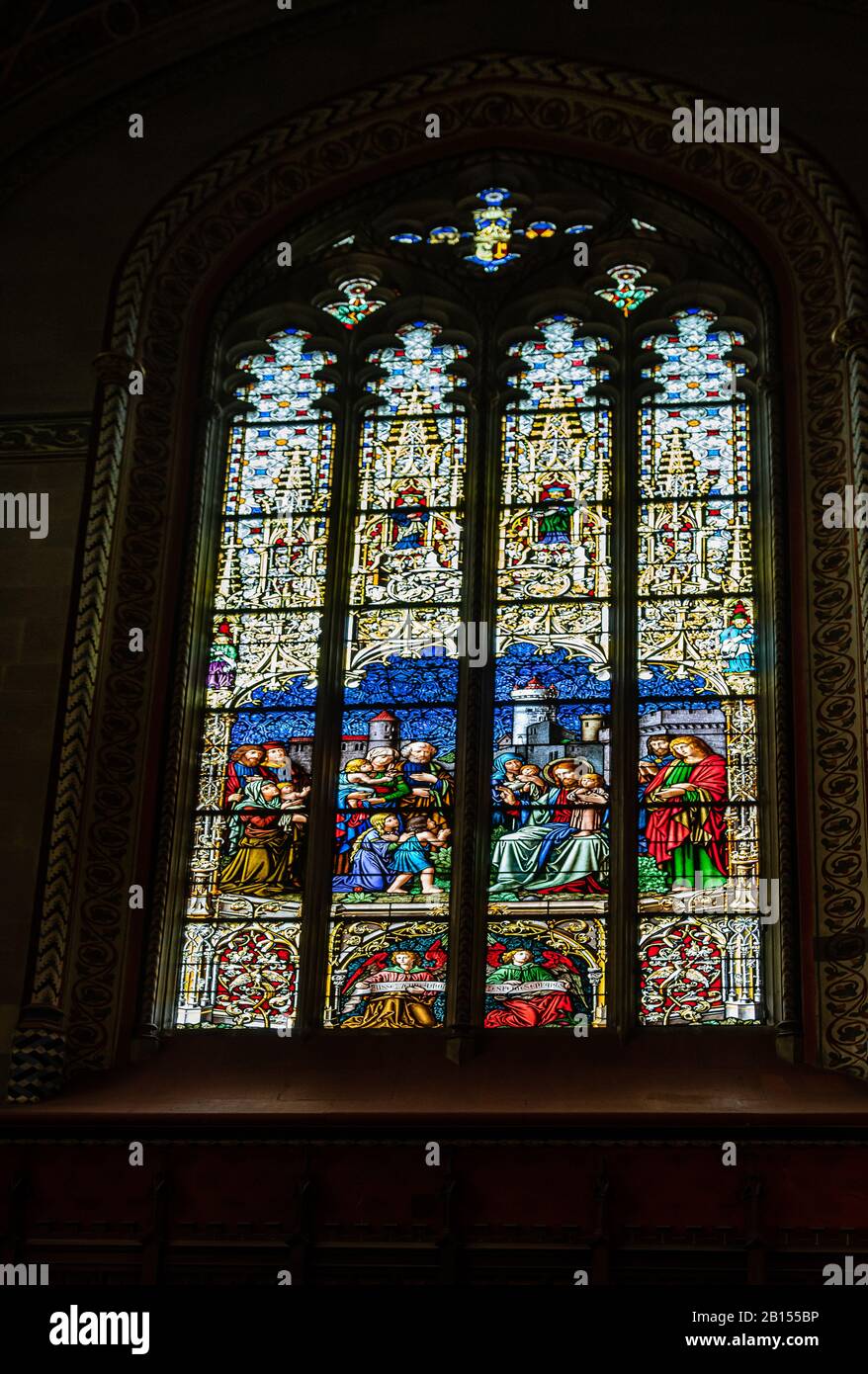 Genf, Schweiz - 14. April 2019: Reformierter Protestantischer Dom St. Pierre. Glasmalerei mit religiösen Motiven - Bild Stockfoto