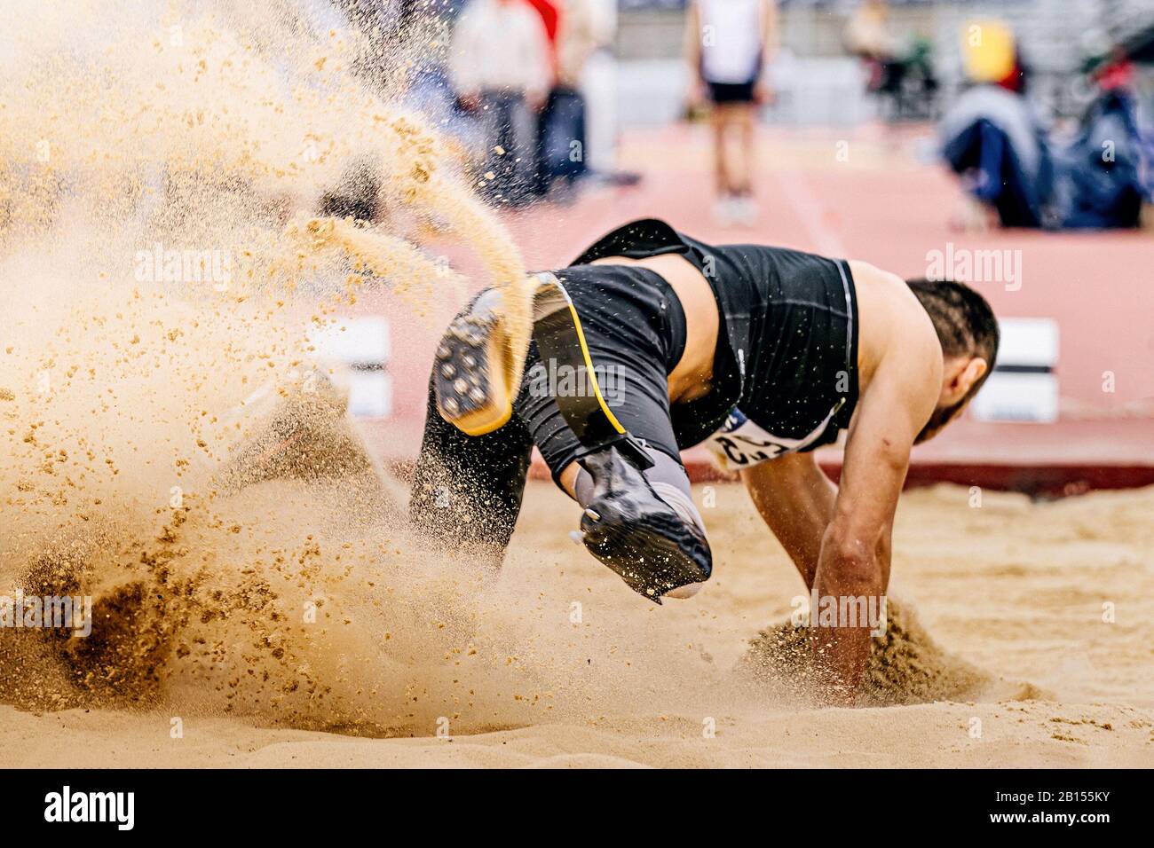 Weitsprung in Para-Leichtathlet mit Behinderung im Prothetik Stockfoto