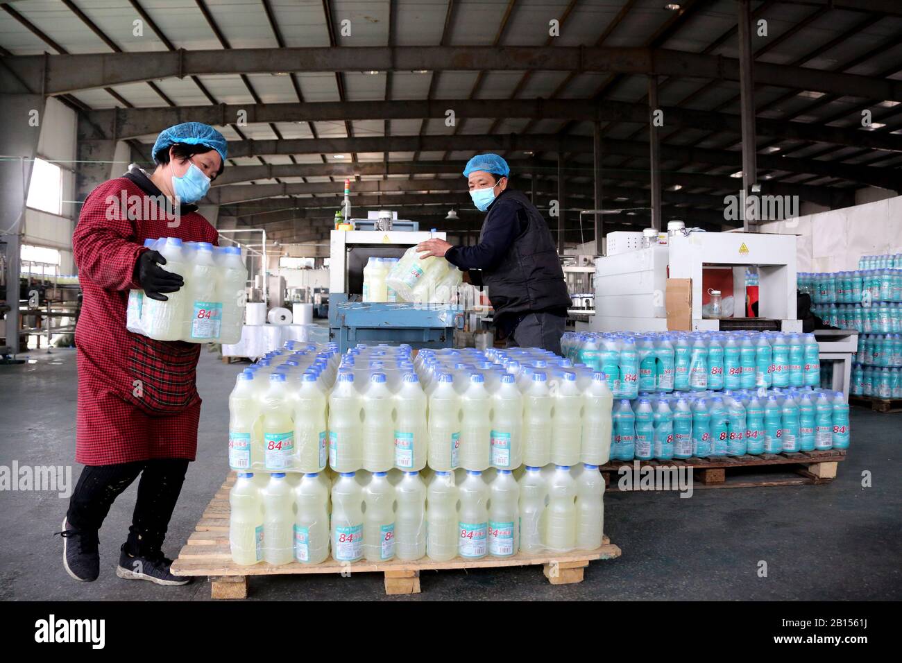 Chinesische Arbeiter stapeln im Werk von Murad (Shandong) Biomedical Technology Co., Ltd. Beim Ausbruch des neuen coron Desinfektionsmittel auf Stockfoto