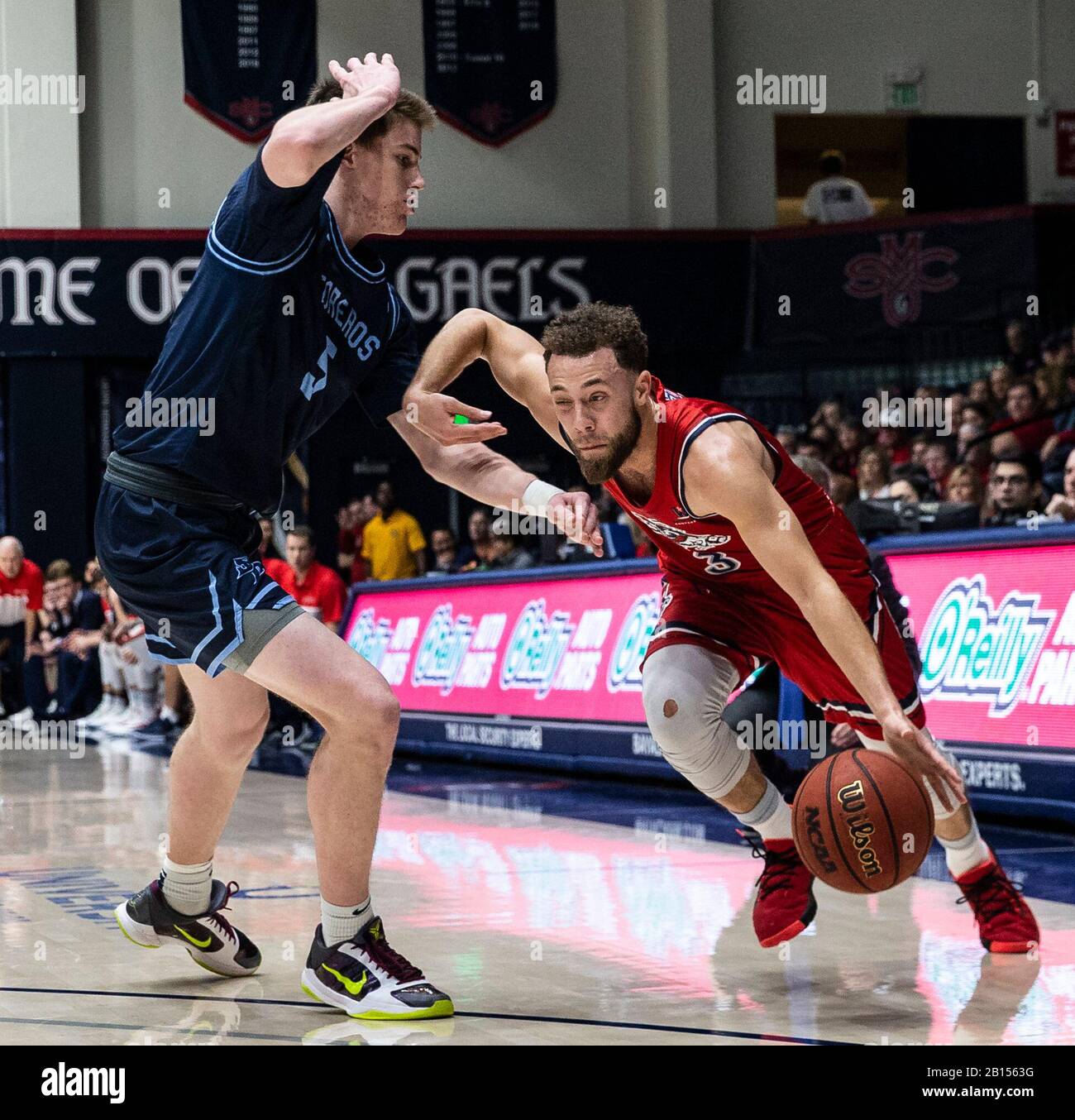 Februar 2020 Moraga CA, USA St. Mary's Gaels Guard Jordan Ford (3) geht während des NCAA Men's Basketball Game zwischen San Diego Toreros und dem Saint Mary's Gaels 92-63 Sieg im McKeon Pavilion Moraga Calif. Thurman James/CSM in den Korb Stockfoto