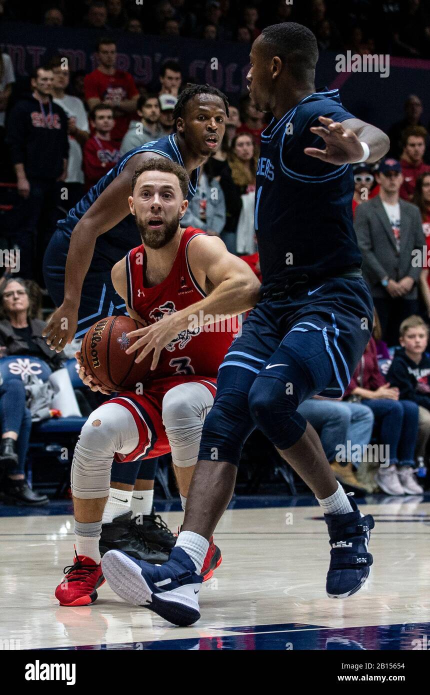 Februar 2020 Moraga CA, USA St. Mary's Gaels Guard Jordan Ford (3) geht während des NCAA Men's Basketball Game zwischen San Diego Toreros und dem Saint Mary's Gaels 92-63 Sieg im McKeon Pavilion Moraga Calif. Thurman James/CSM in den Korb Stockfoto