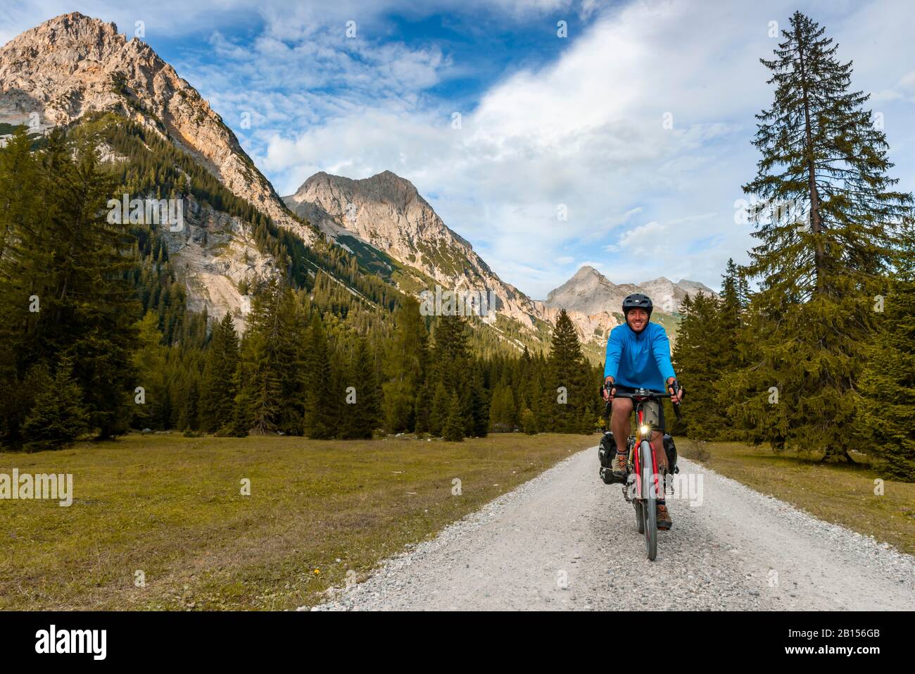 Radfahrer, Mountainbikes auf der Schotterstraße, Karwendeltal, Weg zum Karwendelhaus, Tyrol, Österreich Stockfoto