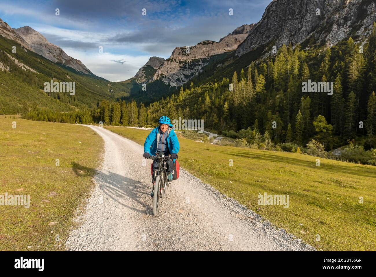 Radfahrer, Mountainbikes auf der Schotterstraße, Karwendeltal, Weg zum Karwendelhaus, Tyrol, Österreich Stockfoto