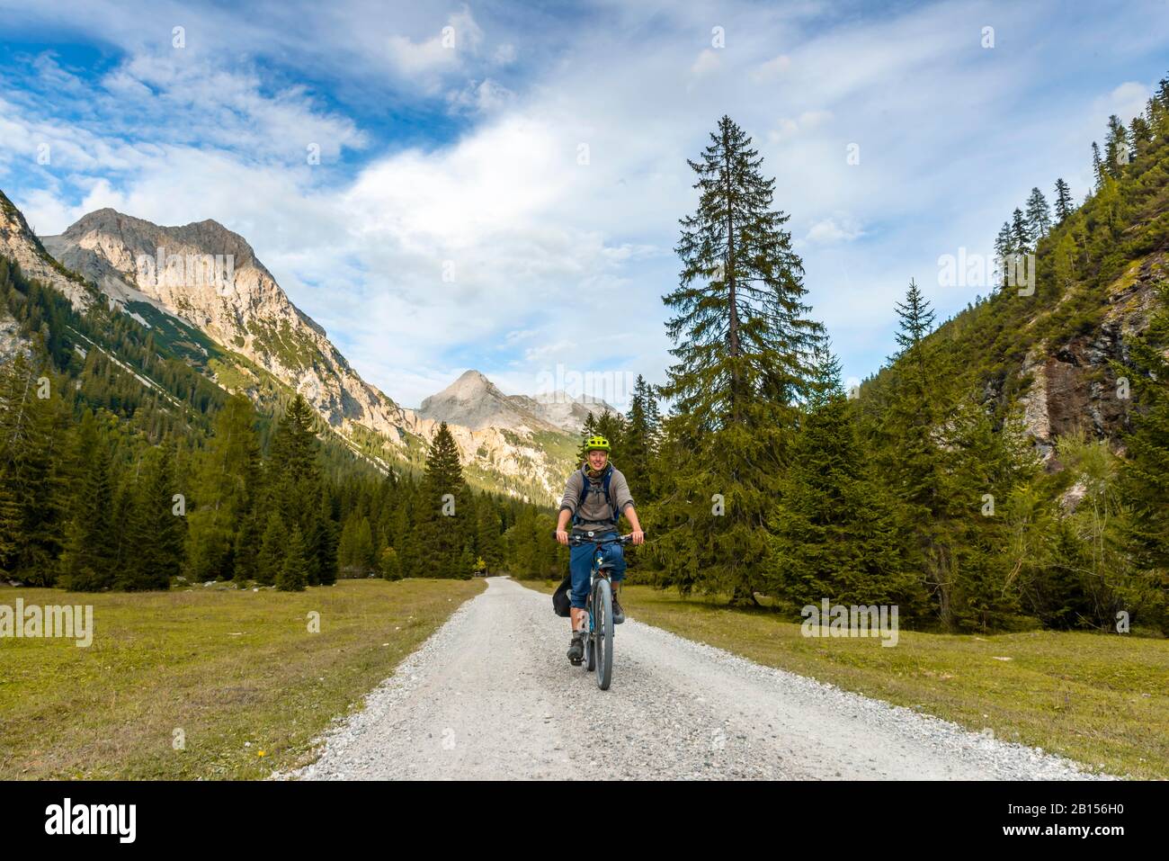 Radfahrer, Mountainbikes auf der Schotterstraße, Karwendeltal, Weg zum Karwendelhaus, Tyrol, Österreich Stockfoto