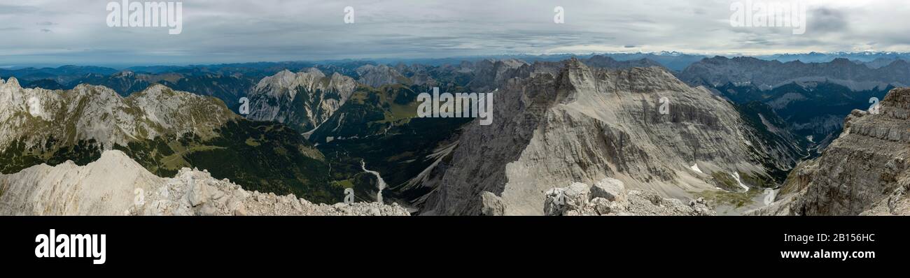 Panoramablick vom Gipfel der Birkkarspitze, Karwendeltal, Tyrol, Österreich Stockfoto