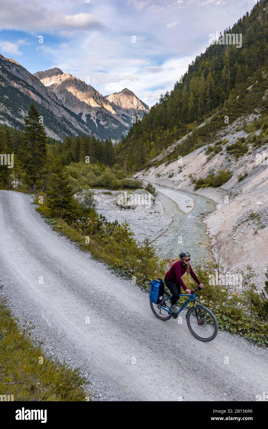 Radfahrer, Mountainbikeryklen auf Schotterstraße, Karwendelbach, Karwendeltal, Weg zum Karwendelhaus, Tyrol, Österreich Stockfoto