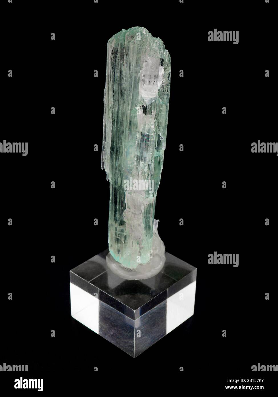 Hiddenite (Grüne Spodumene) Mineral auf schwarzem Grund Stockfoto