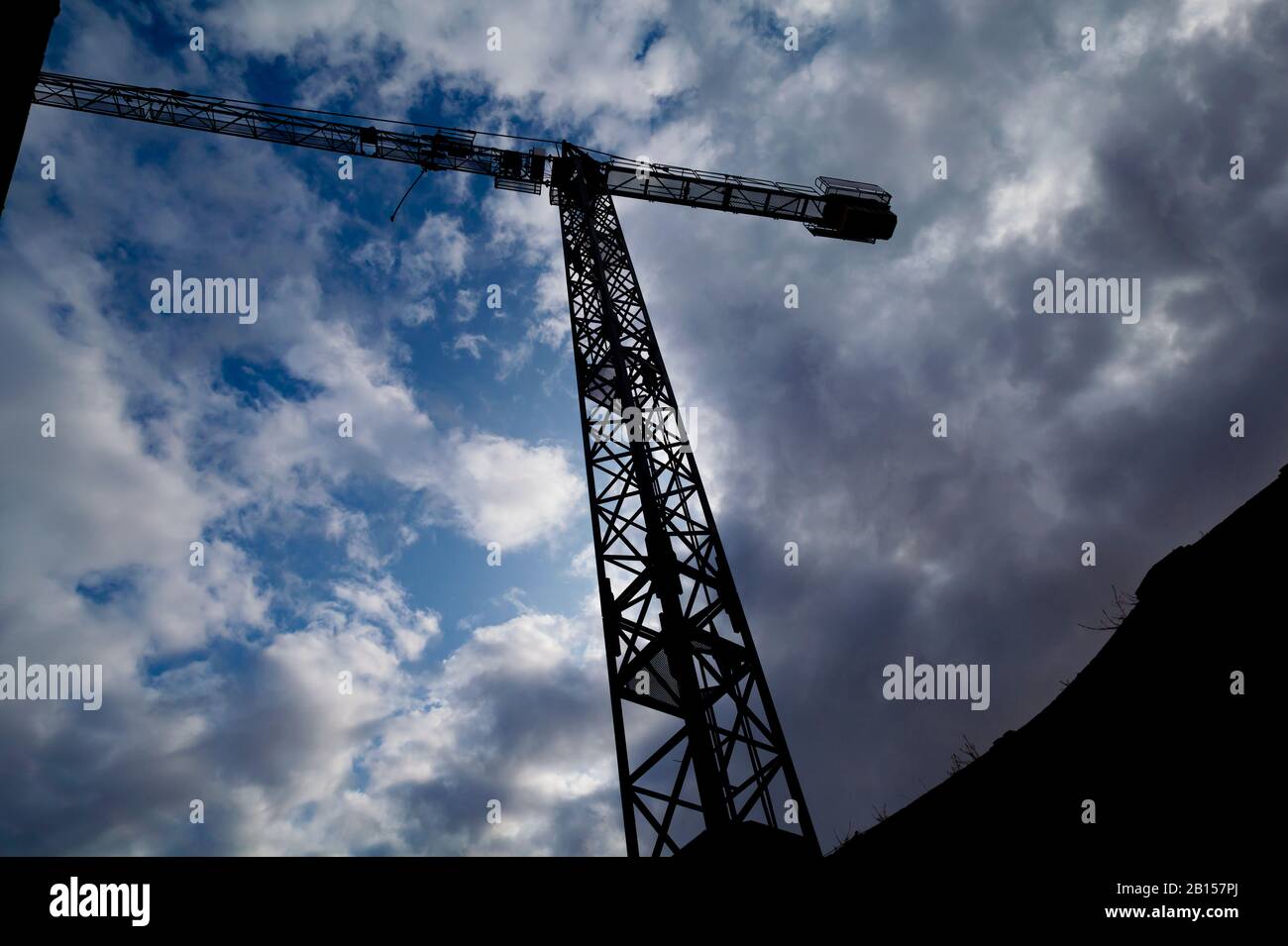 Turmkranz Silhouette (mit blauem bewölktem Himmel) Stockfoto