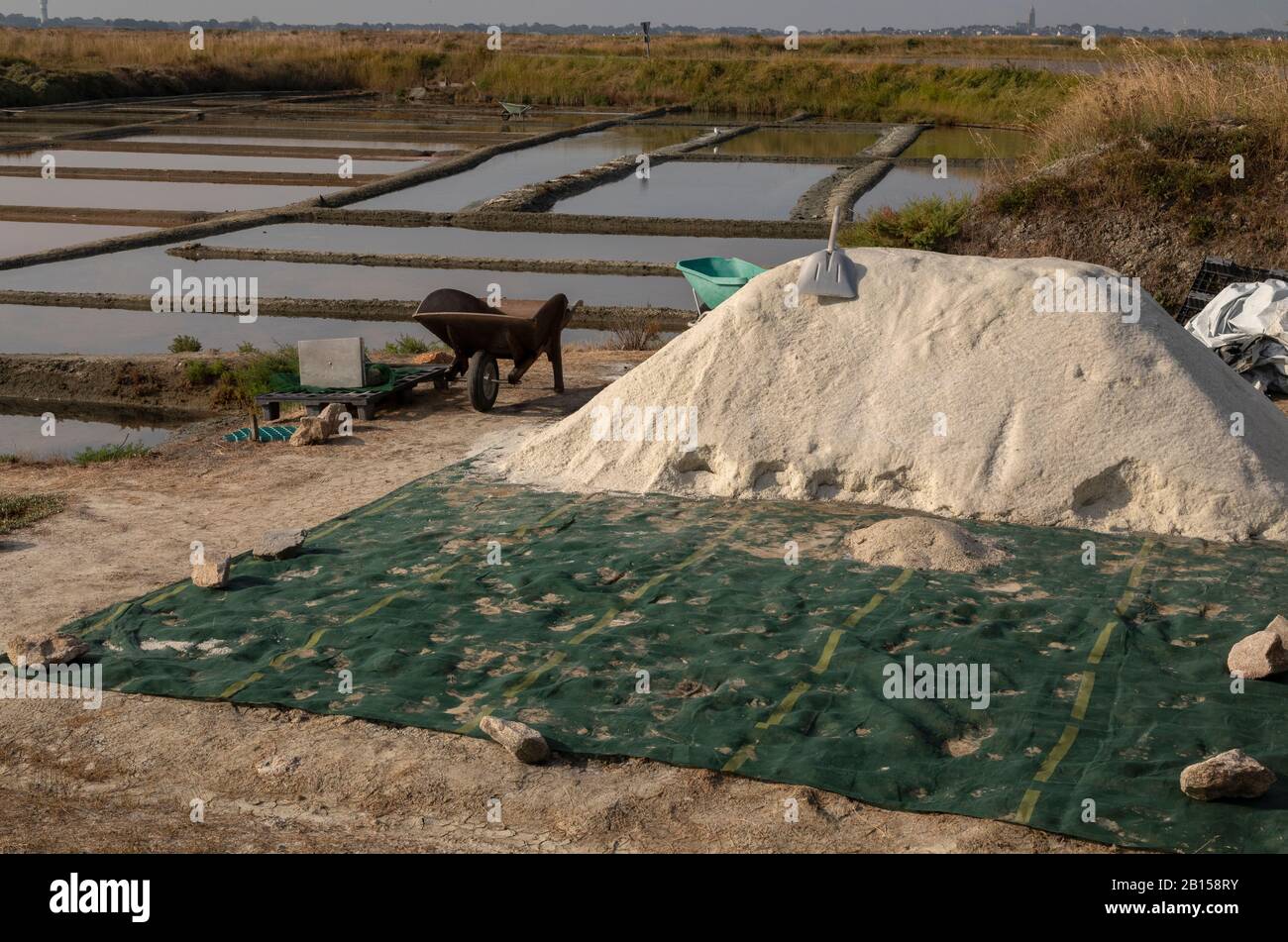 Baustelle zur Salzherstellung in Saltpan bei Guérande in der Bretagne, Frankreich, im Herbst. Stockfoto