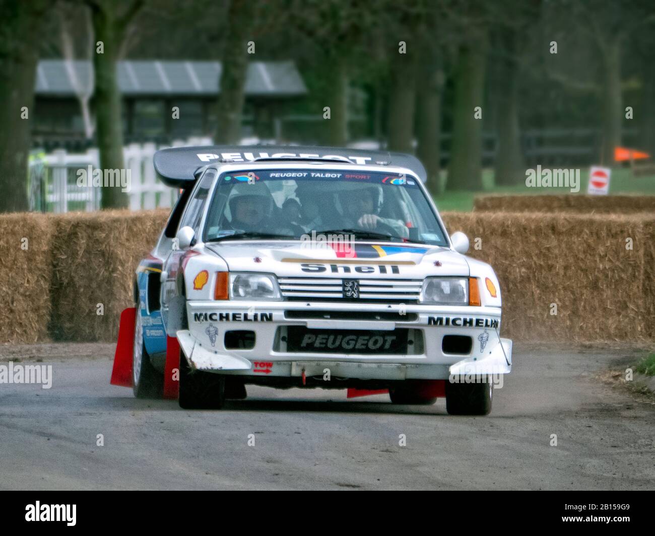 Peugeot 205 T16 auf der Rallye-Bühne bei Race Retro Motorsport Show Stoneleigh Park Warwickshire UK. . Stockfoto