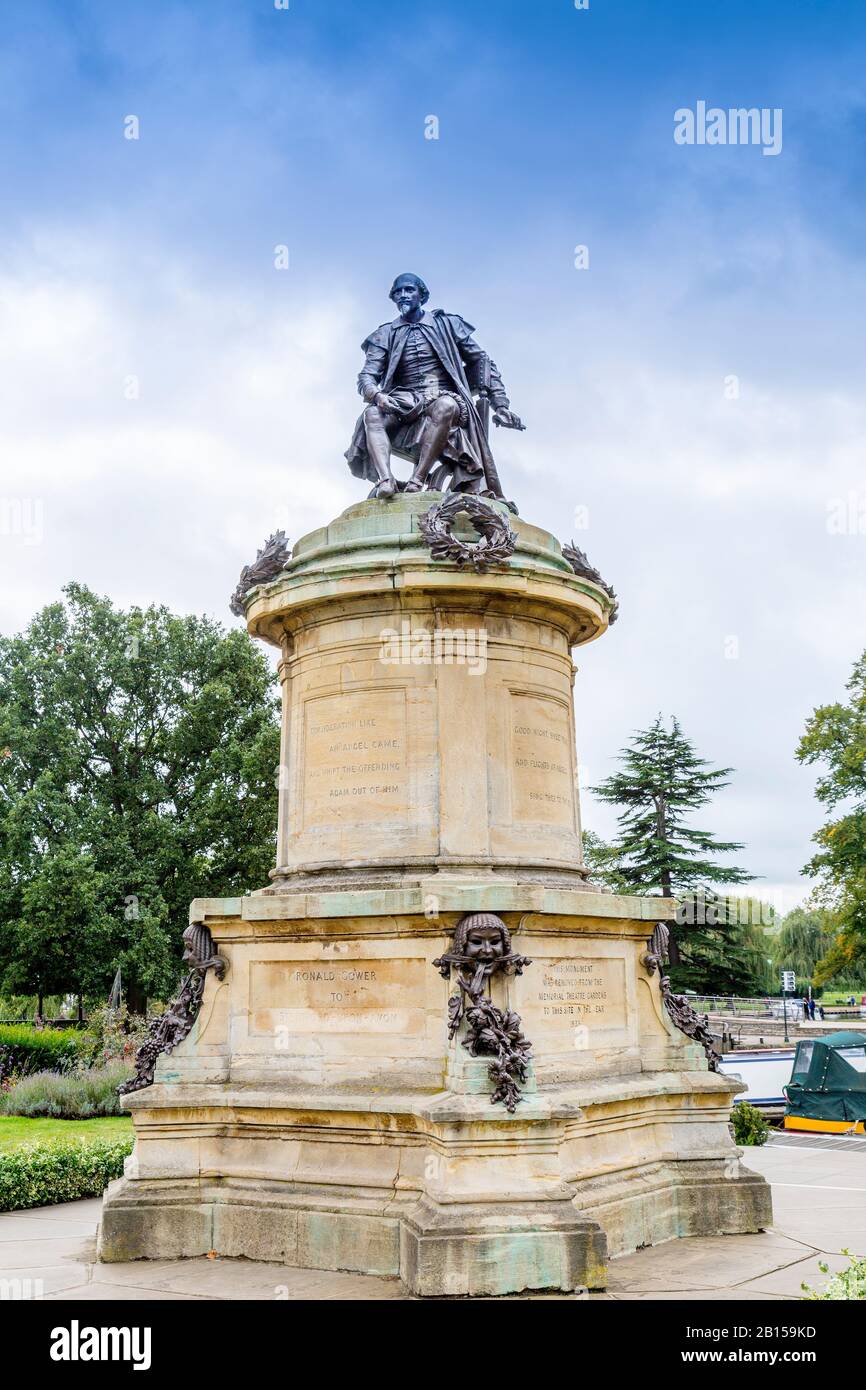 Das von Lord Ronald Gower entworfene Shakespeare-Denkmal ist umgeben von Figuren aus seinen Stücken, Stratford upon Avon, Warwickshire, England, Großbritannien Stockfoto