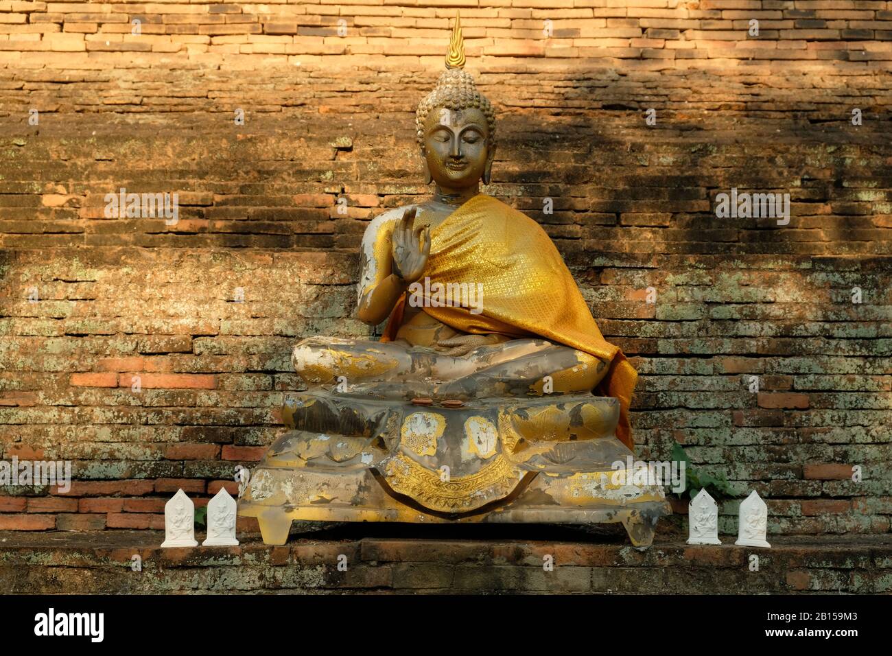 Chiang Mai Thailand - Lok Moli-Buddha-Statue im Tempel vor einer Ziegelmauer Stockfoto
