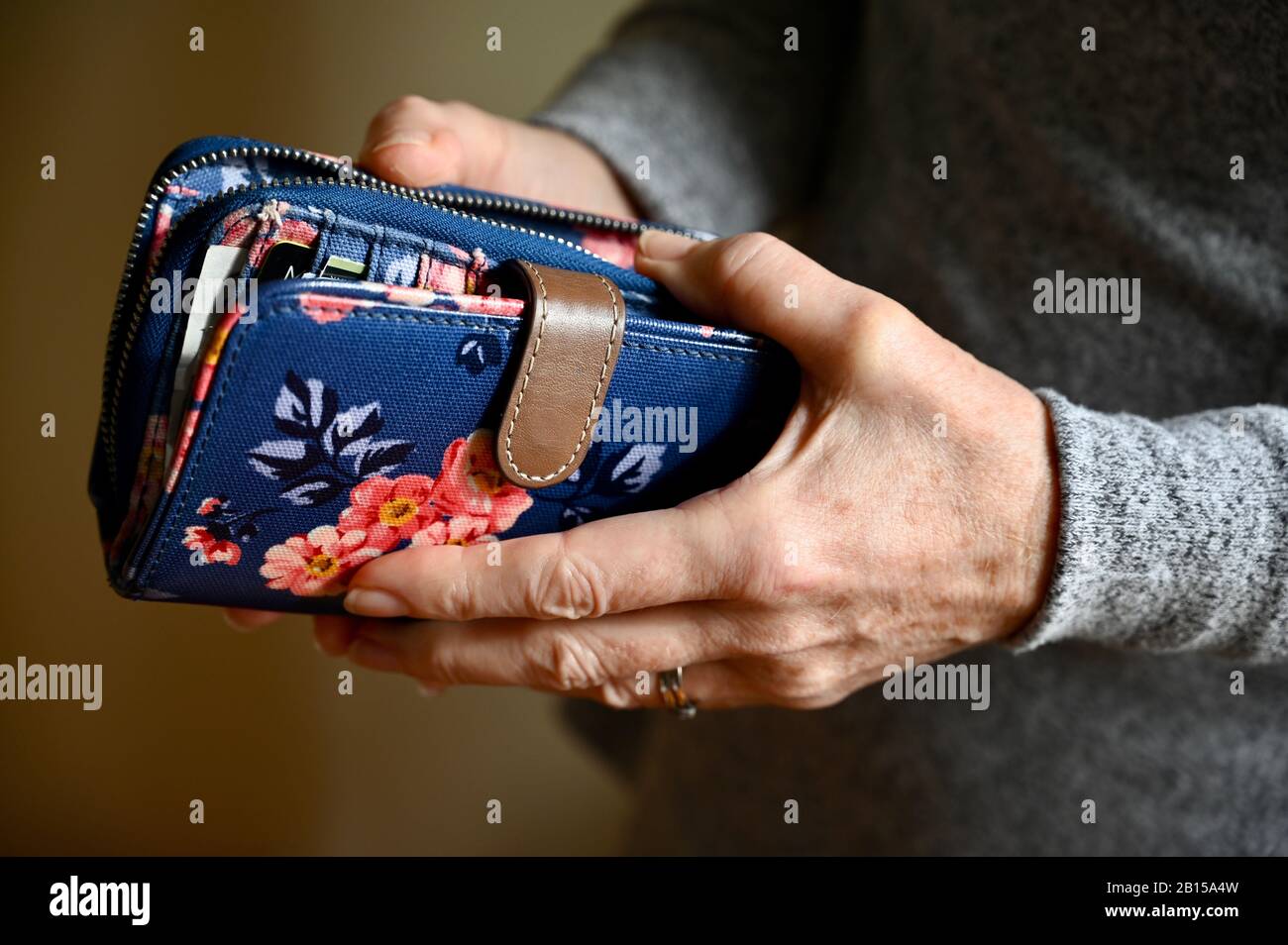 Nahaufnahme einer älteren Frau, die ihre Geldbörse hält. Stockfoto