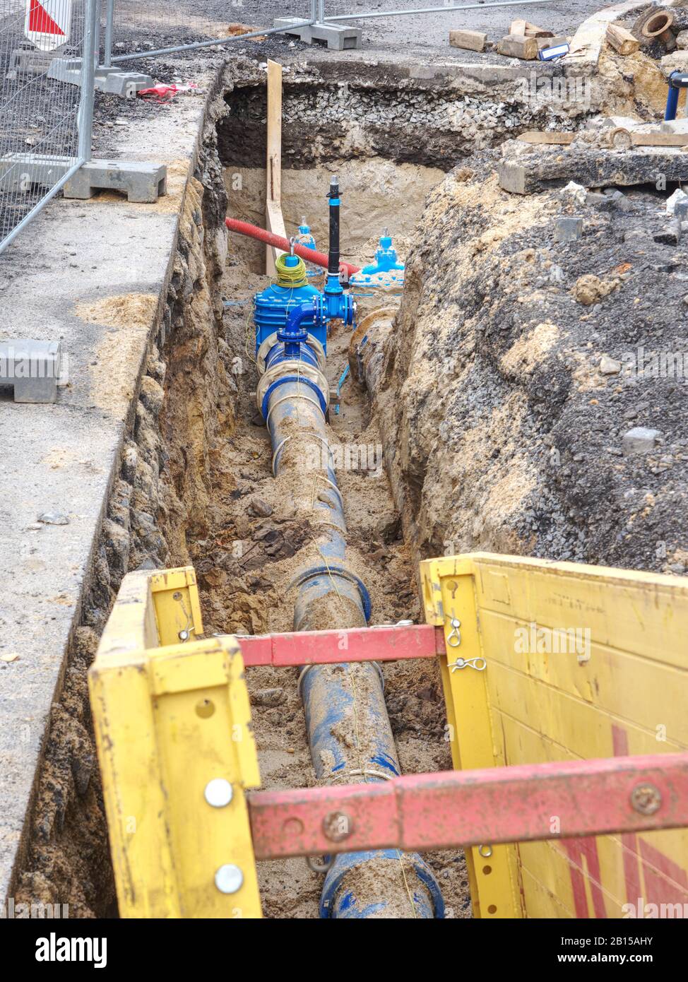 Stahl temporäre Schalung für Zement Füllung. Bau von Schalungen mit Panel Formulare unter Straße Asphalt. Wasserversorgung Instandsetzung Stockfoto