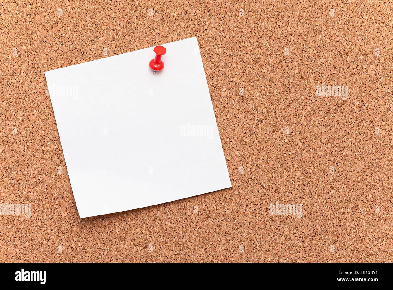 Leeres Papier, auf der Platine als Cork Tree mit rotem Stift, Konzept, Büro Stockfoto