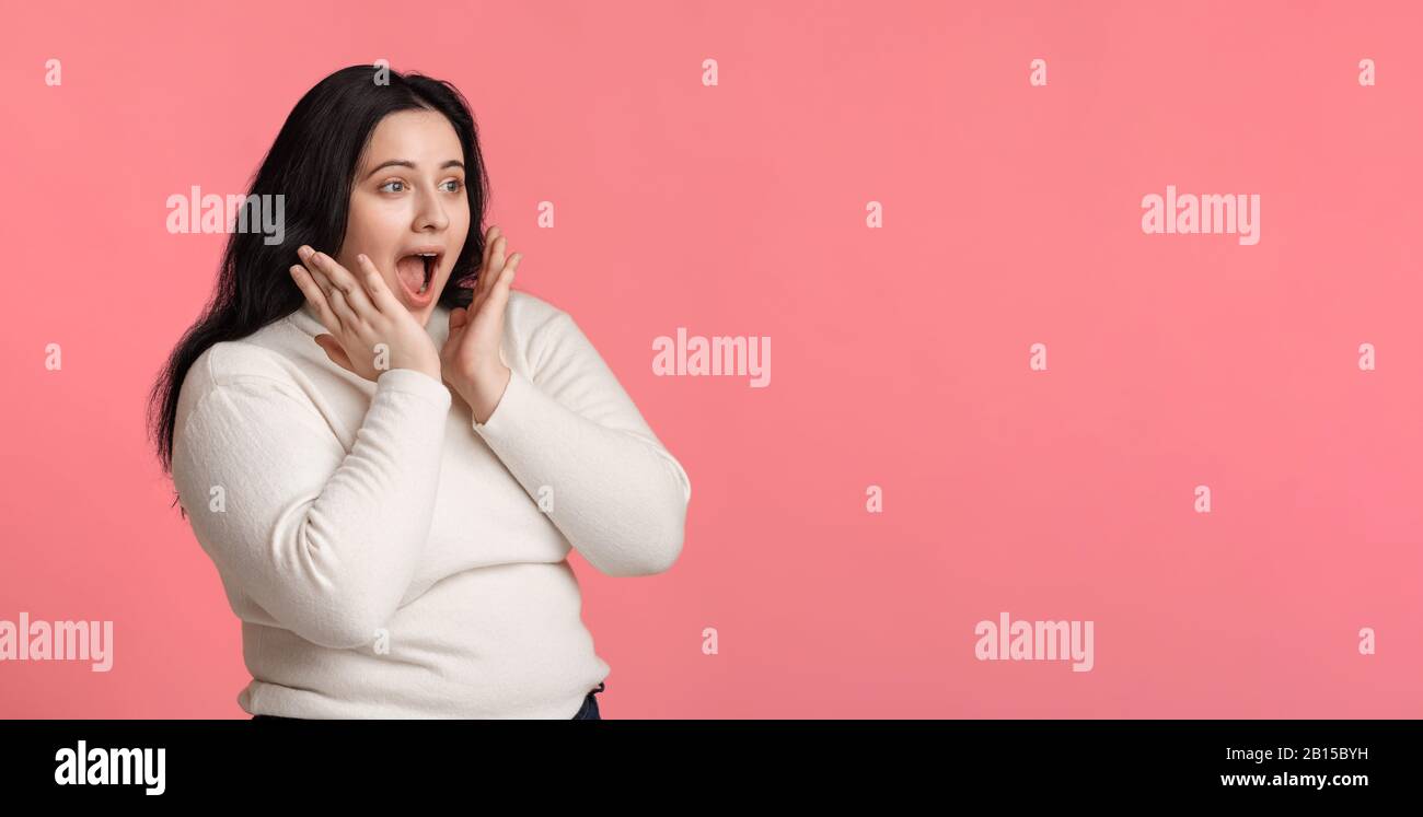 Aufgeregt Übergewichtige Mädchen Schreien Auf Copy Space Über Pink Background Stockfoto
