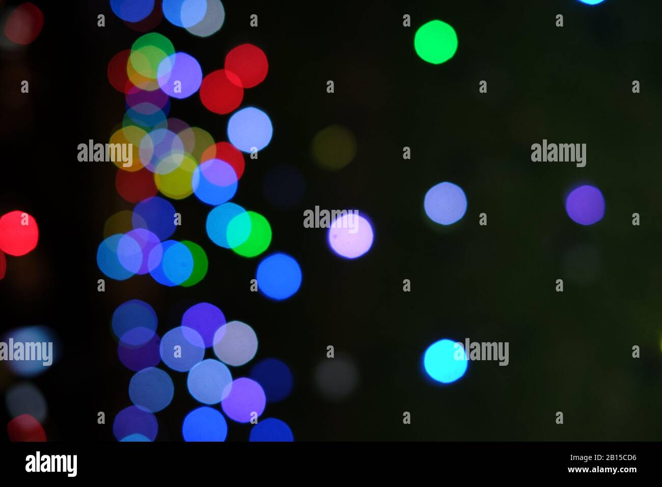 Eine Reihe entschärfender Lichtkreise in blau, violett, rot, grün und gelb überlappend und im VIVID Sydney gegen schwarz erkennbar Stockfoto