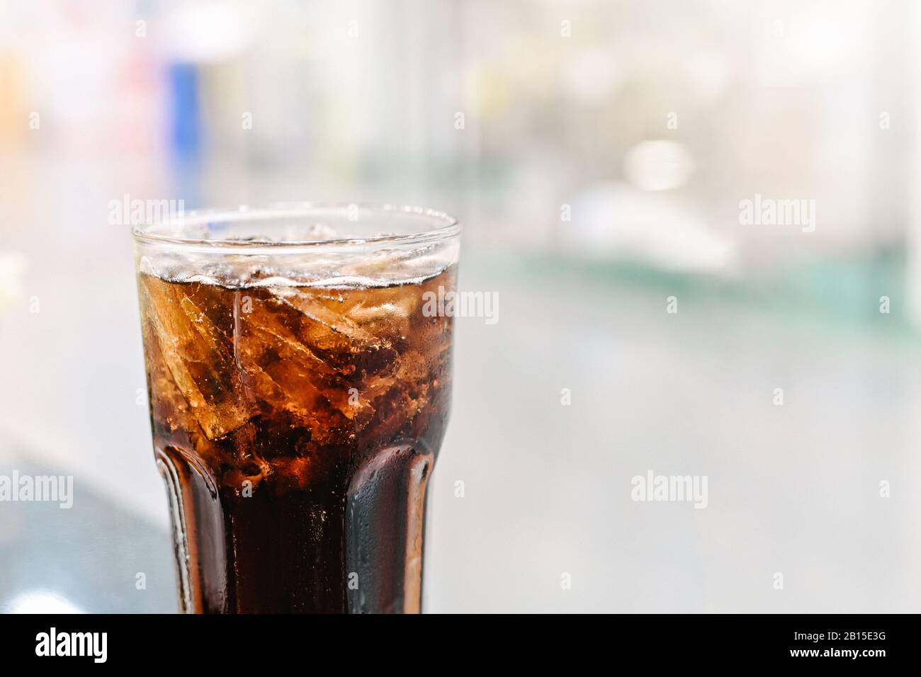 Cola Softdrink mit Eis, Cola Glas Nahaufnahme auf abstrakten verschwommenen Restauranthintergrund Stockfoto