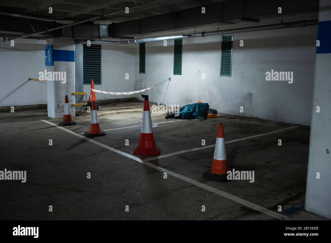 Cambridge England Großbritannien. Obdachloser schläft im Lion Yard Car Park rauh. Februar 2020 Cambridge, das die weltberühmte Universität beherbergt und eines der Wiese Stockfoto