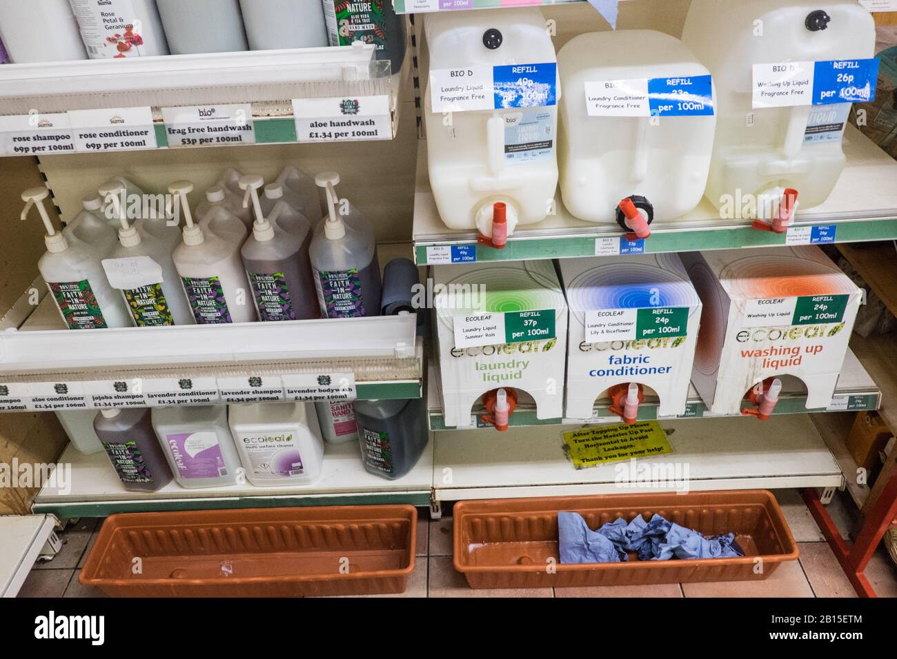 ECO,Produkte,wiederverwendbar,Flasche,in,eco,Shop,Glastonbury,Stadt,Somerset,England,Englisch,GB,Großbritannien,Großbritannien,England,Englisch,Großbritannien,Großbritannien, Stockfoto