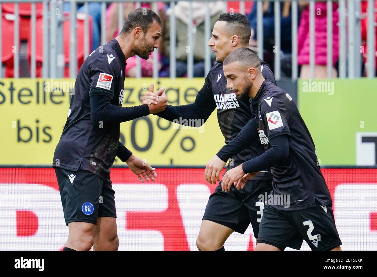 23. Februar 2020, Baden-Württemberg, Sandhausen: Fußball: 2. Bundesliga, 23. Spieltag, SV Sandhausen - Karlsruher SC, im Hardtwaldstadion. Karlsruher Torschütze Änis Ben-Hatira (M), Karlsruher Burak Camoglu (r) und Karlsruher Daniel Gordon jubeln über das Tor zum 0:2. Foto: Uwe Anspach / dpa - WICHTIGER HINWEIS: Gemäß den Vorschriften der DFL Deutsche Fußball Liga und des DFB Deutscher Fußball-Bund ist es verboten, im Stadion und/oder aus dem fotografierten Spiel in Form von Sequenzbildern und/oder videoähnlichen Fotoserien auszunutzen oder auszunutzen. Stockfoto