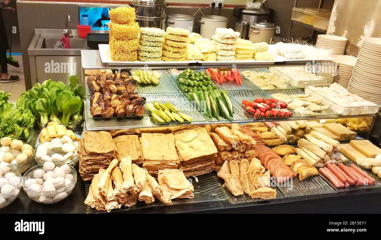 Schöne Layout-Snacks auf dem asiatischen Markt für Straßennahrung. Stockfoto