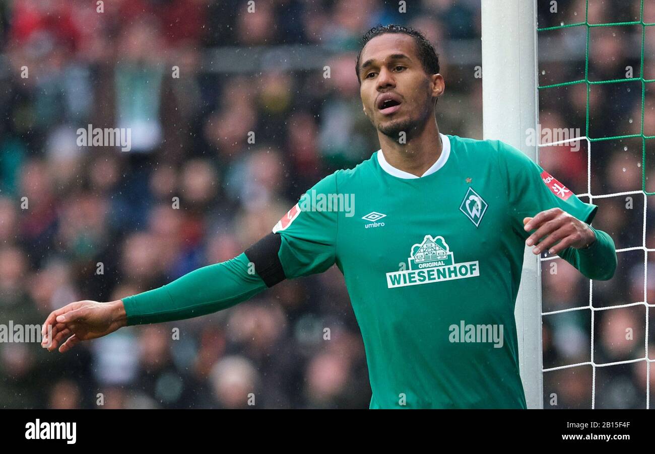 Bremen, Deutschland. Februar 2020. Fußball: Bundesliga, Werder Bremen - Borussia Dortmund, 23. Spieltag im Weserstadion. Werders Theodor Gebre Selassie hebt seine Arme. Kredit: Peter Steffen / dpa - WICHTIGER HINWEIS: Gemäß den Vorschriften der DFL Deutsche Fußball Liga und des DFB Deutscher Fußball-Bund ist es untersagt, im Stadion und/oder aus dem fotografierten Spiel in Form von Sequenzbildern und/oder videoähnlichen Fotoserien auszunutzen oder auszunutzen./dpa/Alamy Live News Stockfoto