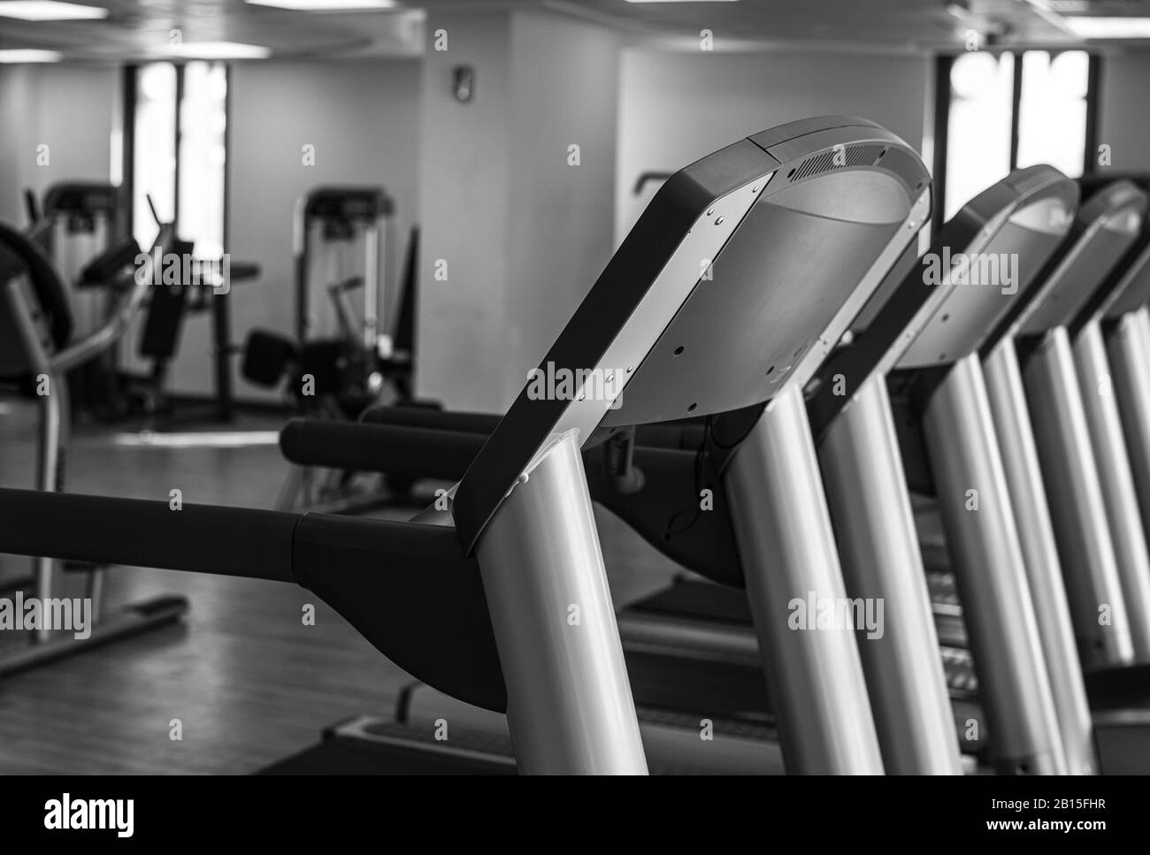 Eine Reihe von Laufbändern in der Turnhalle Stockfoto