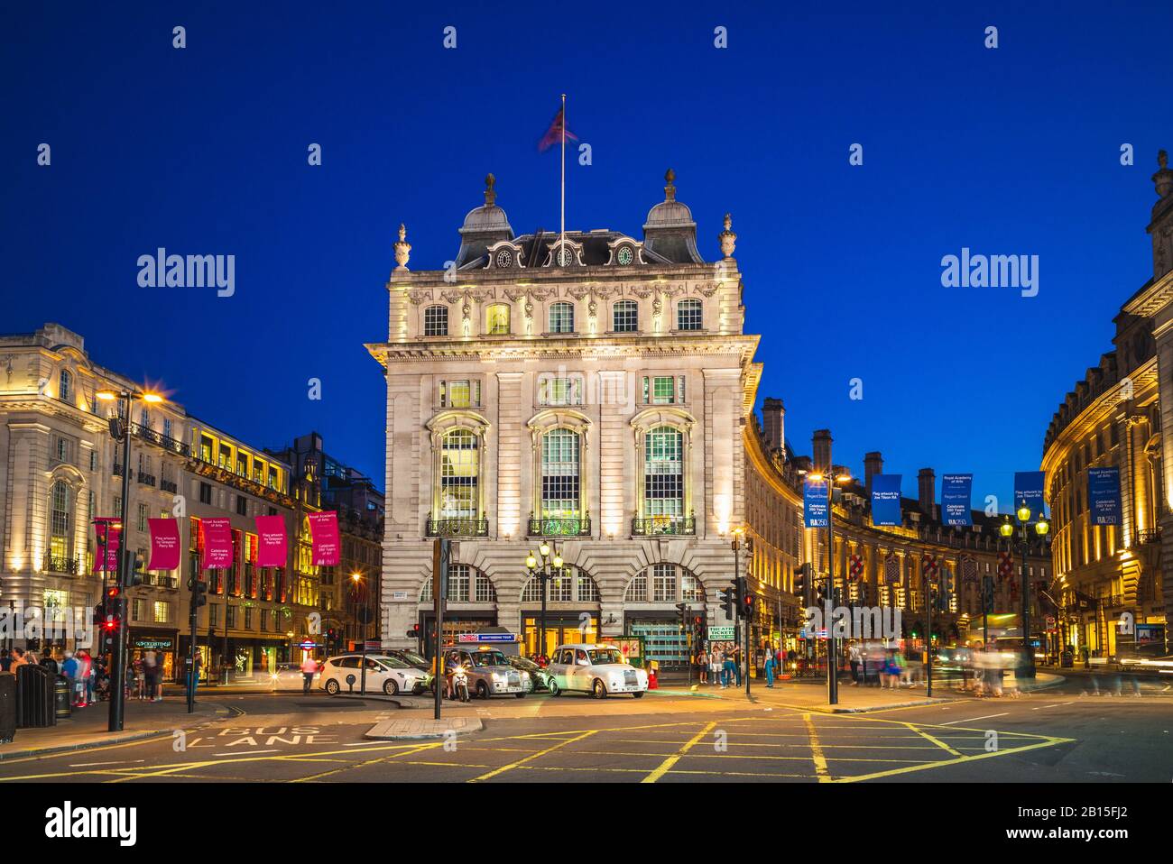 London, Großbritannien - 3. Juli 2018: Blick auf den piccadilly-zirkus, eine Straßenkreuzung und den öffentlichen Raum des Londoner West End in der City of Westminster. Stockfoto
