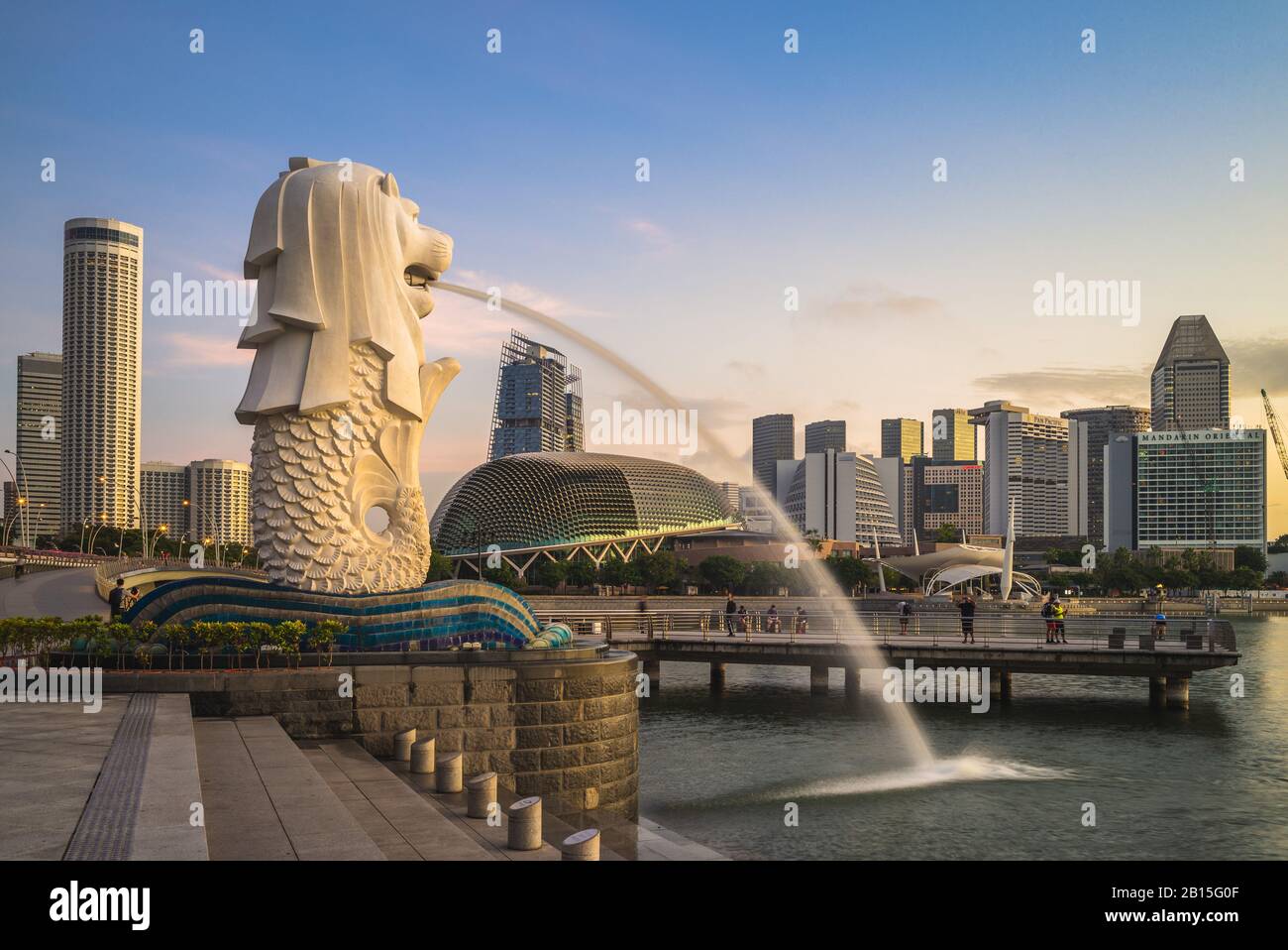 Singapur, Singapur - 6. Februar 2020: Merlion Statue an der Marina Bay, ein Fabelwesen mit einem Löwenkopf und dem Körper eines Fischs Stockfoto