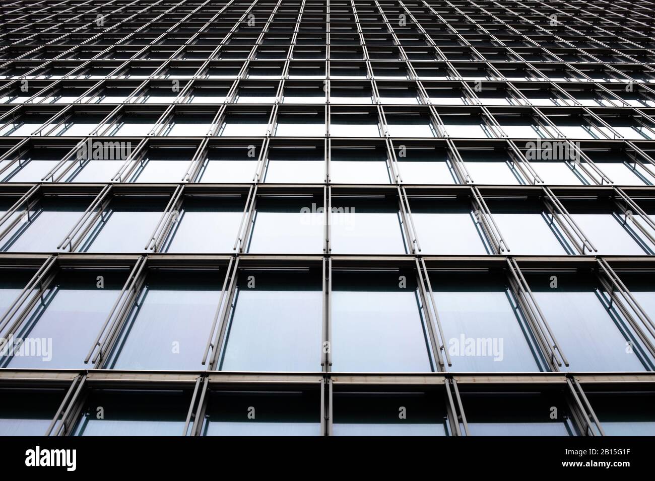 Abstraktes Bild einer modernen Bürofassade, die nach oben schaut Stockfoto
