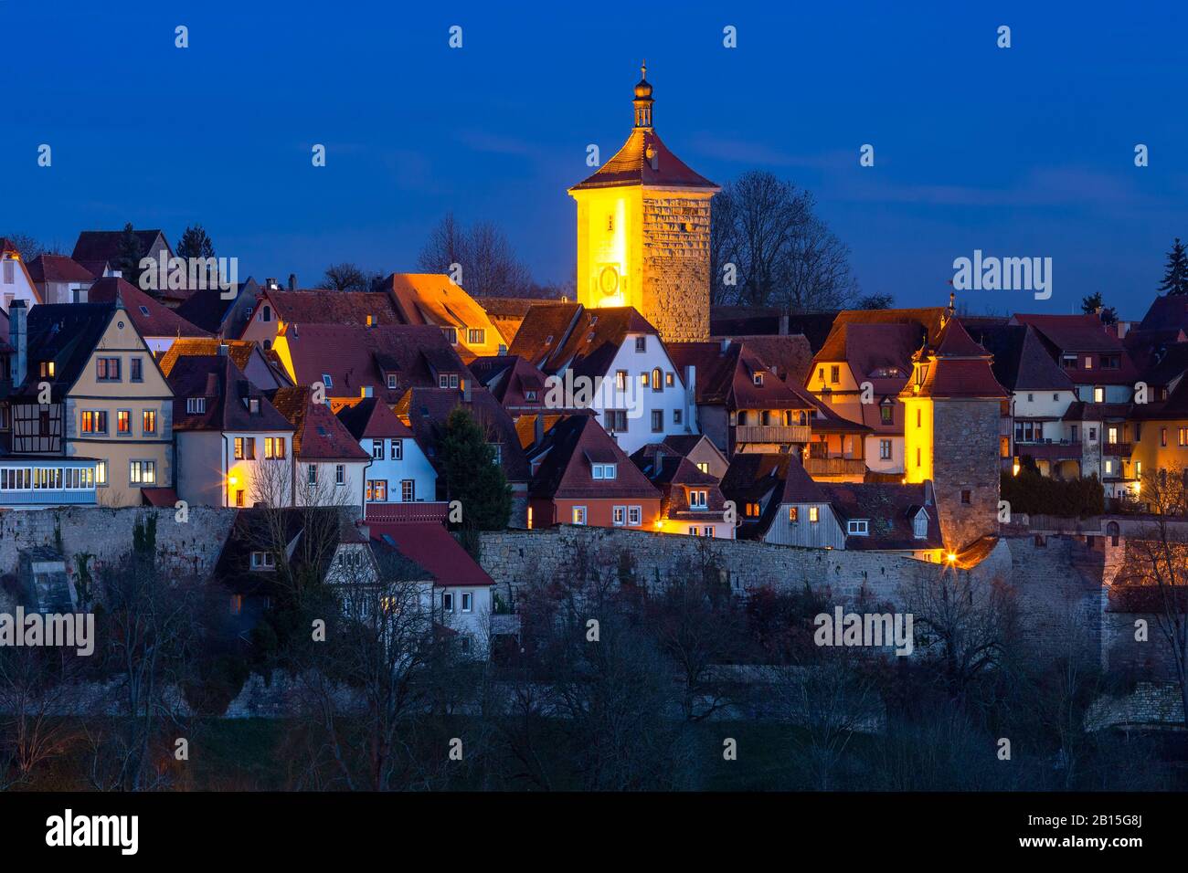 Nächtliche Luftaufnahme von Dächern, Türmen und Stadtmauer in der mittelalterlichen Altstadt von Rothenburg ob der Tauber, Bayern, Süddeutschland Stockfoto