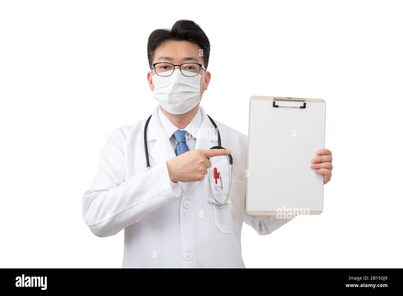 Asiatischer Arzt mittleren Alters, der die Zwischenablage auf weißem Hintergrund hält. Stockfoto
