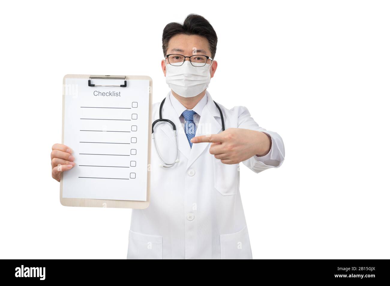 Asiatischer Arzt mittleren Alters, der die Zwischenablage auf weißem Hintergrund hält. Stockfoto