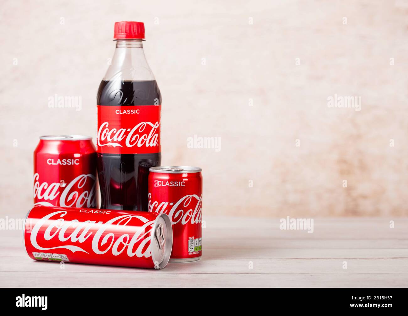 LONDON, UK - August 03, 2018: Plastikflasche und Aluminium Dosen Original Coca Cola Erfrischungsgetränke auf Holz. Beliebteste Getränk in der Welt. Stockfoto