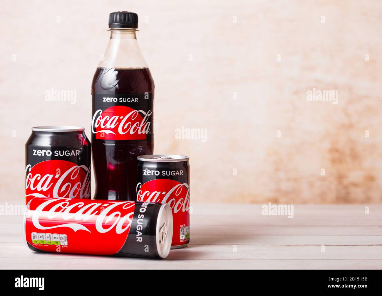 LONDON, UK - August 03, 2018: Plastikflasche und Aluminium Dosen von Null Zucker Coca Cola Erfrischungsgetränke auf Holz. Beliebteste Getränk in der Welt. Stockfoto