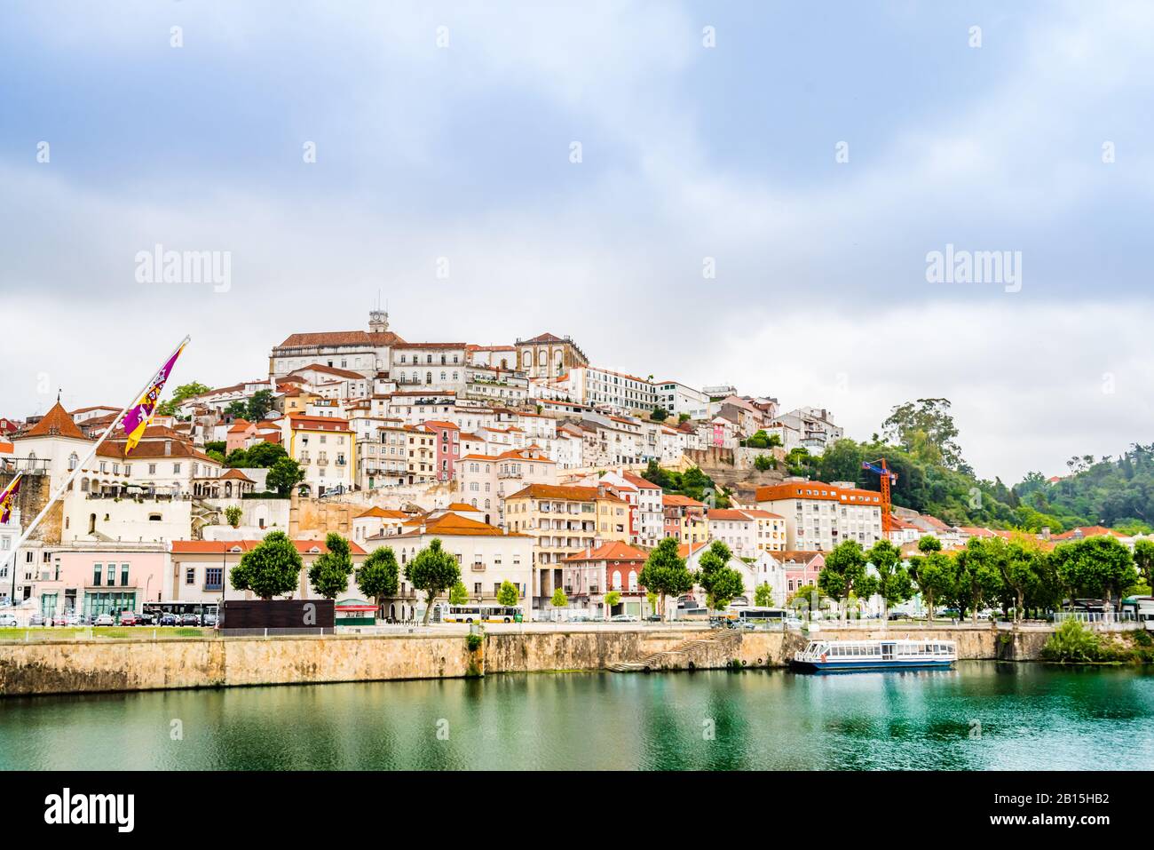 Blick auf das mittelalterliche Stadtzentrum von Coimbra über den Fluss Mondego, Portugal Stockfoto