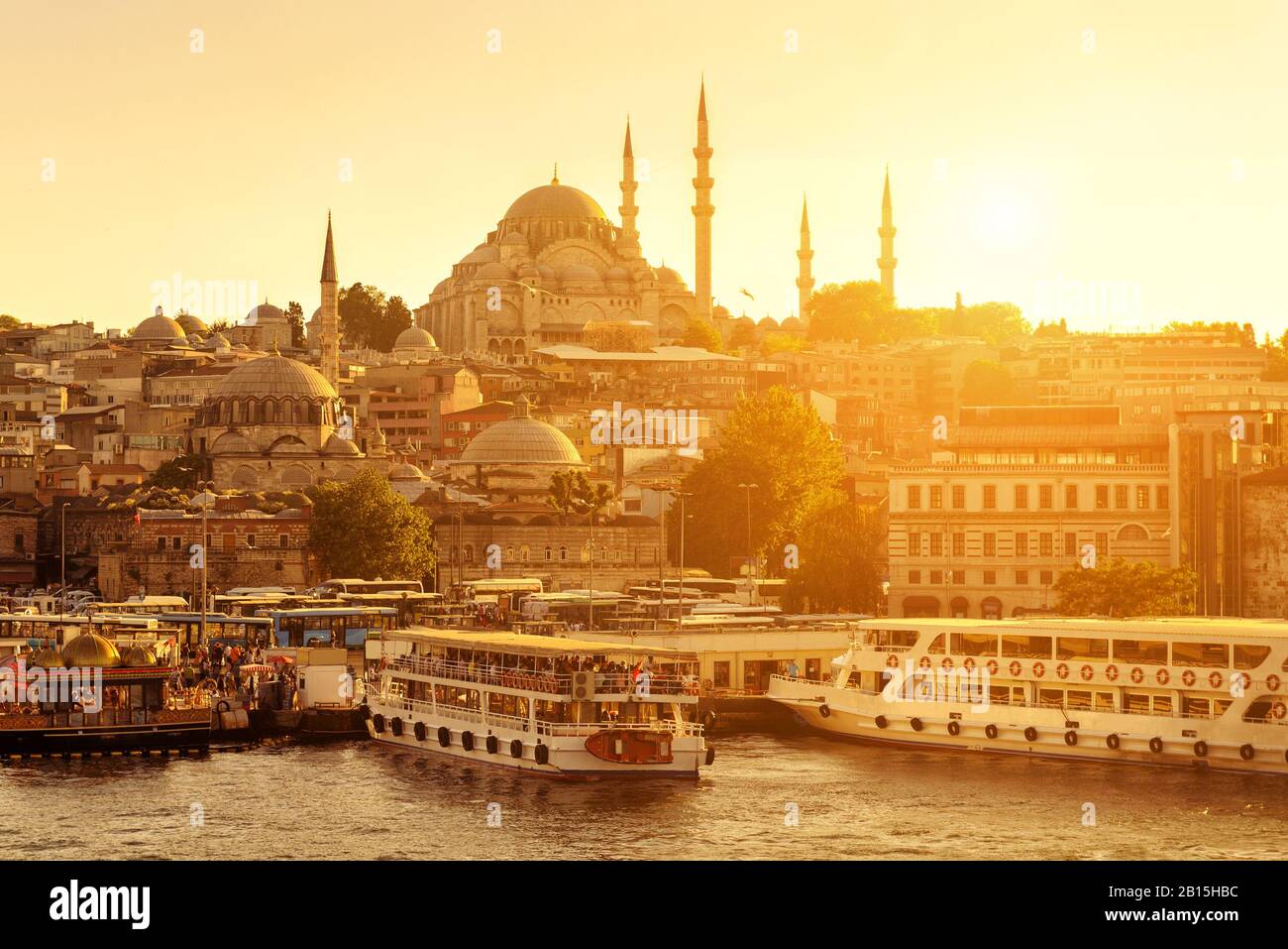 Das historische Zentrum von Istanbul bei Sonnenuntergang. Goldenes Horn, Türkei. Stockfoto