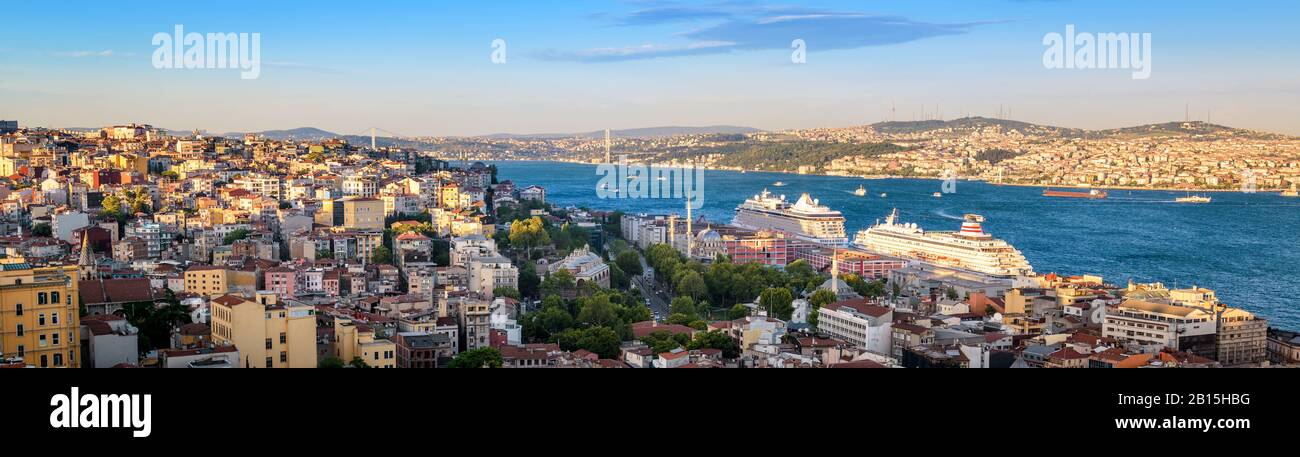 Skyline von Istanbul bei Sonnenuntergang, Türkei. Luftpanorama über die Stadt Istanbul geteilt durch den Bosporus. Schönes Stadtbild von Istanbul mit Kreuzfahrtschiffen Stockfoto