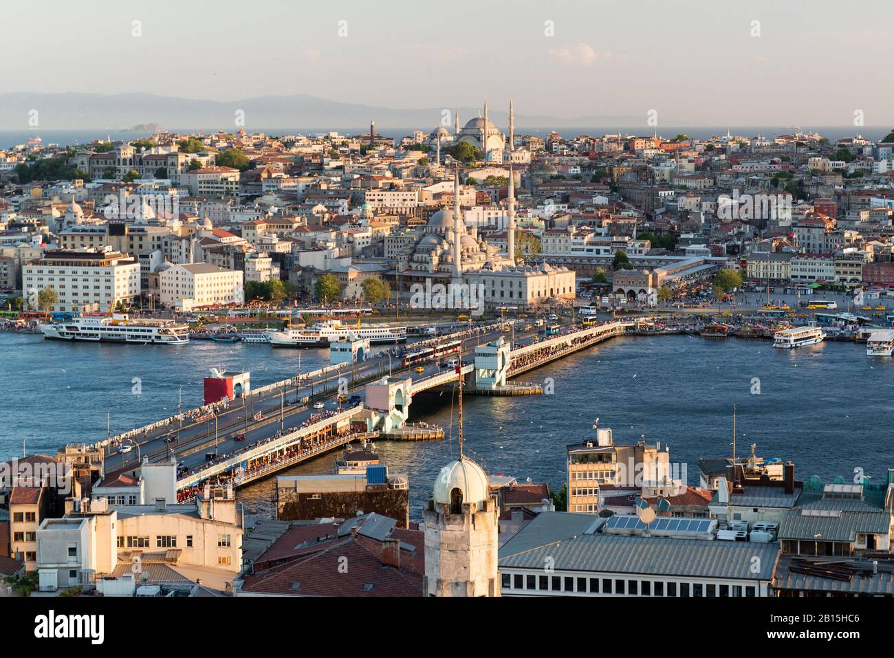 Blick auf die berühmte Galatabrücke und das historische Zentrum von Istanbul bei Sonnenuntergang, Türkei Stockfoto