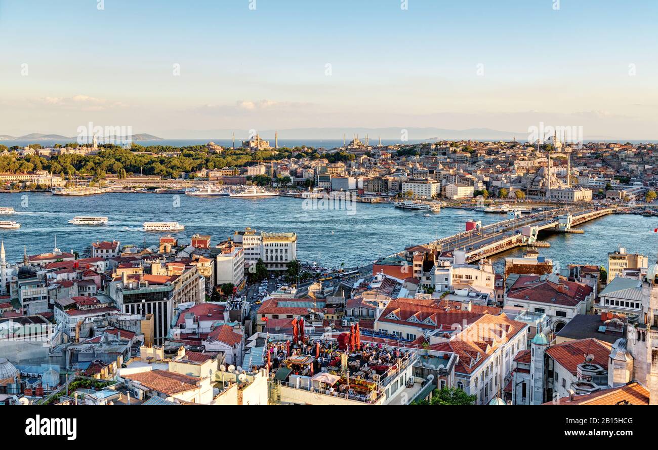 Blick auf das Goldene Horn und die alten Gegenden von Istanbul bei Sonnenuntergang, Türkei Stockfoto